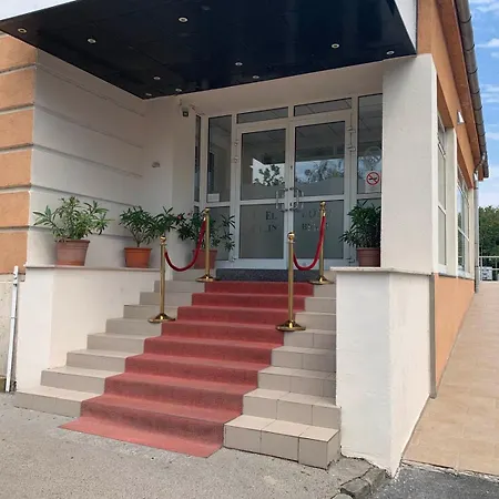 Only 15 Minutes To Center, Free Secure Parking Hotel