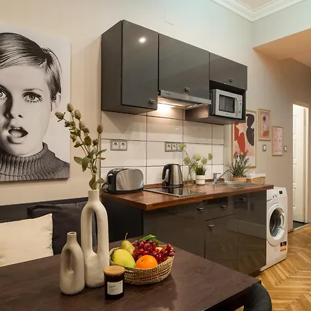Super Cosy 3br Near Newyork Cafe With Balcony Budapest