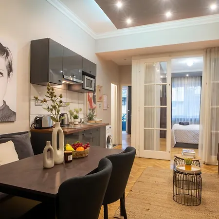 Super Cosy 3br Near Newyork Cafe With Balcony Apartment *