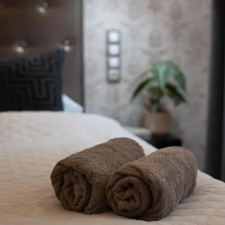 Super Cosy 3br Near Newyork Cafe With Balcony