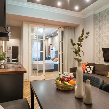 Apartment Super Cosy 3br Near Newyork Cafe With Balcony