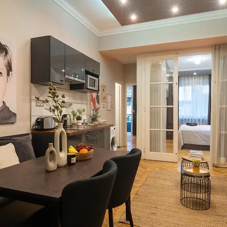 Super Cosy 3br Near Newyork Cafe With Balcony * Budapest