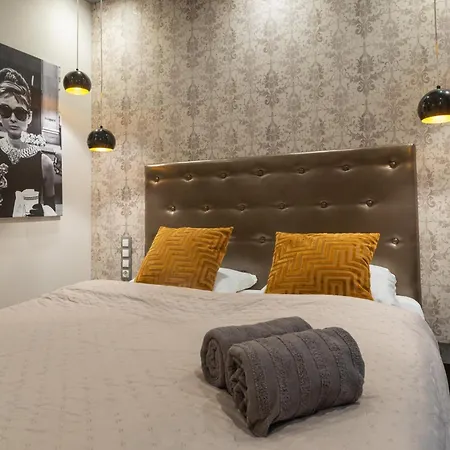 Apartment Super Cosy 3br Near Newyork Cafe With Balcony