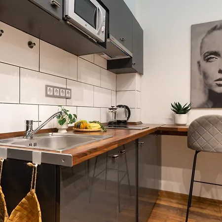 Super Cosy 3br Near Newyork Cafe With Balcony Apartment