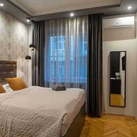 Super Cosy 3br Near Newyork Cafe With Balcony * Budapest
