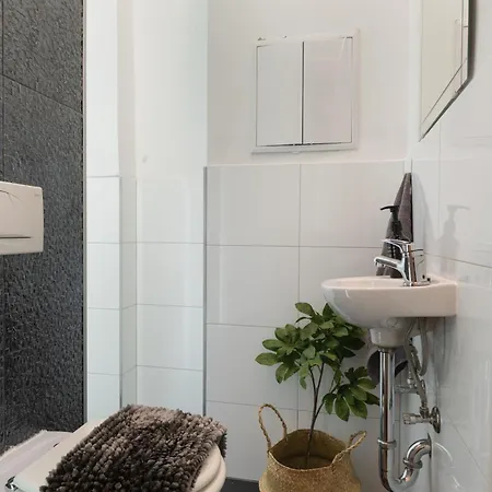 Chic 1br Retreat Near New York Cafe With View *