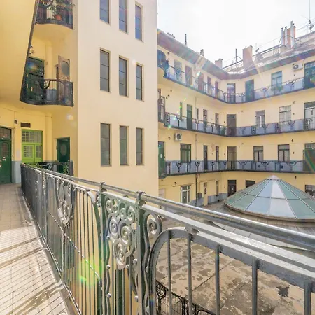 Uns Balaton Apartment Budapest