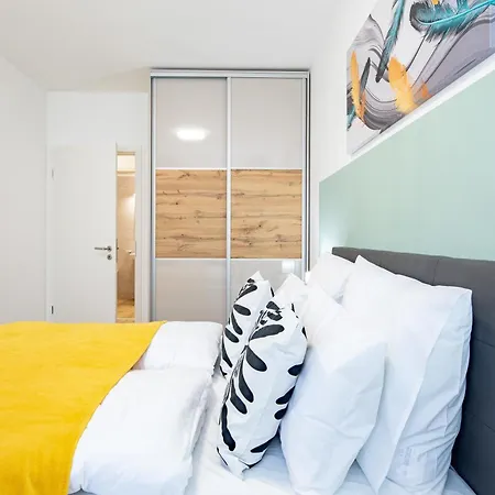 Apartment - Free Parking - Large Balcony *
