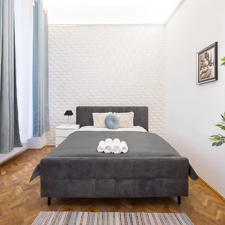 Central Located Cozy In Historical Building Apartment
