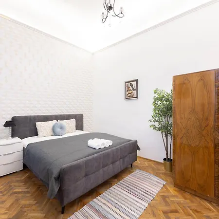 Central Located Cozy In Historical Building Apartment Budapest