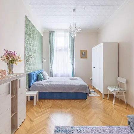 Deluxe In Art Nouveau House- With Garage Apartment Budapest