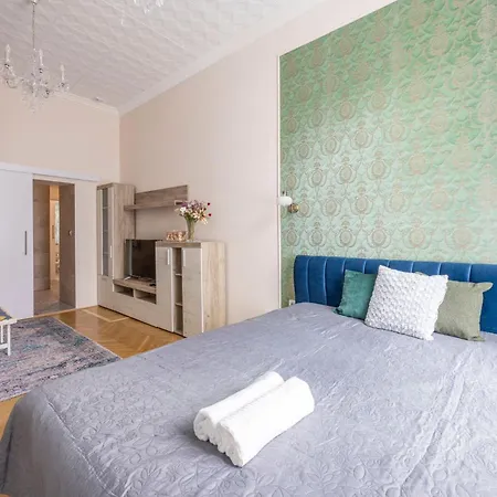Deluxe In Art Nouveau House- With Garage Apartment Budapest