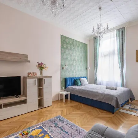 Deluxe In Art Nouveau House- With Garage Apartment *
