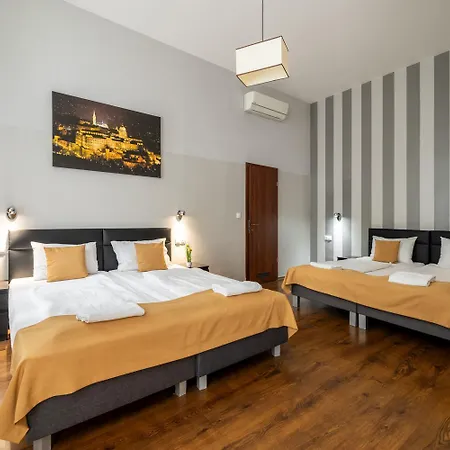 Full Moon Hotel 3*
