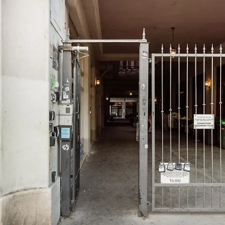 Apartment Magnificent 3br With Balcony By Dohany Synalogue