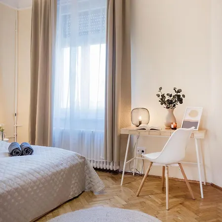 Magnificent 3br With Balcony By Dohany Synalogue Apartment *
