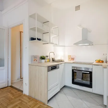 Magnificent 3br With Balcony By Dohany Synalogue Apartment
