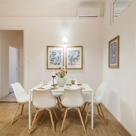 Magnificent 3br With Balcony By Dohany Synalogue Apartment *