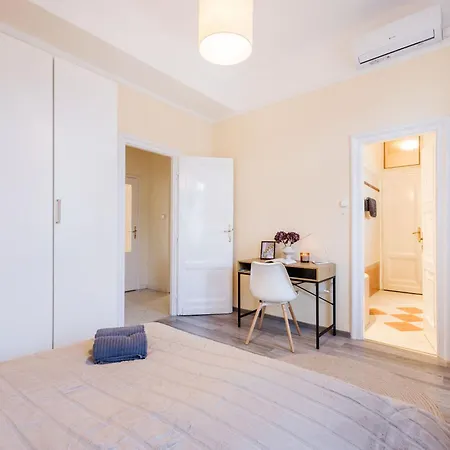 Apartment Magnificent 3br With Balcony By Dohany Synalogue *