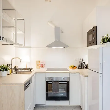 Magnificent 3br With Balcony By Dohany Synalogue Apartment Budapest