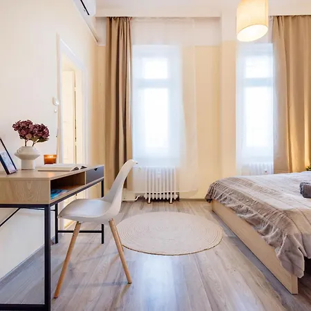 Magnificent 3br With Balcony By Dohany Synalogue Apartment