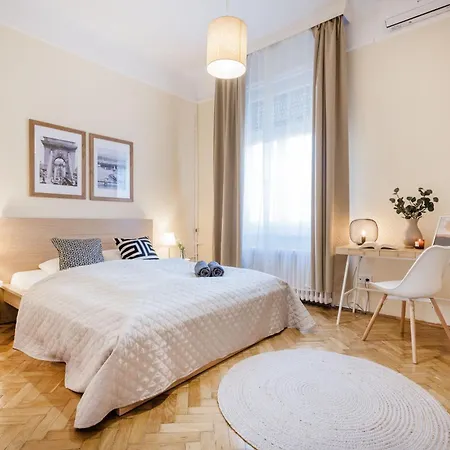 Apartment Magnificent 3br With Balcony By Dohany Synalogue