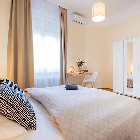 Magnificent 3br With Balcony By Dohany Synalogue Apartment *