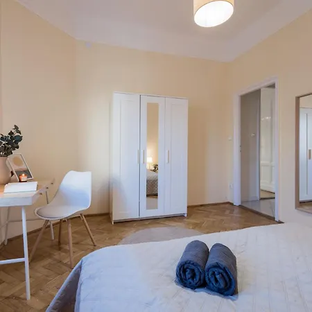 Magnificent 3br With Balcony By Dohany Synalogue Apartment