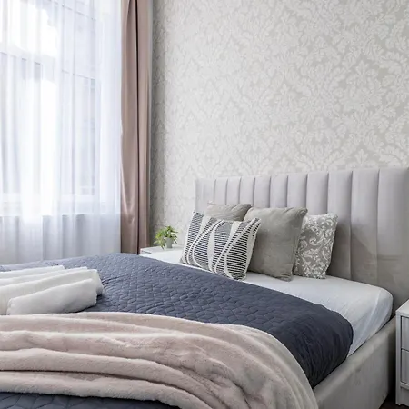 Exclusive Center Elizabeth Grand W' 3bedrm Apartment