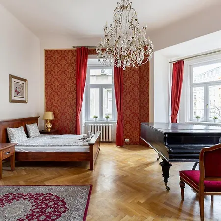 Rom-antique At Center Apartment