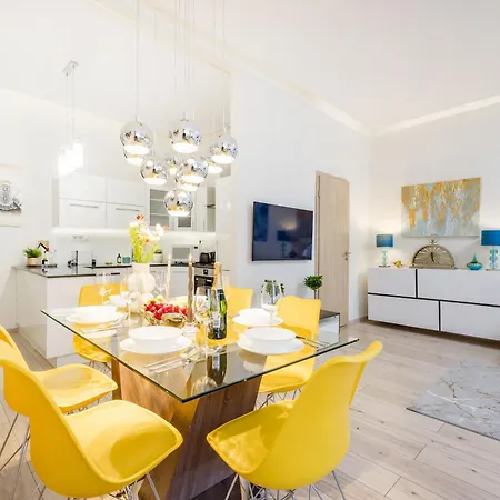 Designer Luxury Next To Dohany Synagogue With Balcony Apartment