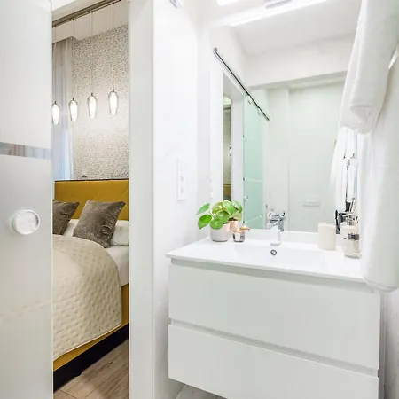 Designer Luxury Next To Dohany Synagogue With Balcony Apartment
