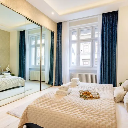 Designer Luxury Next To Dohany Synagogue With Balcony Apartment Budapest