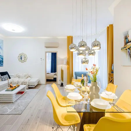 Designer Luxury Next To Dohany Synagogue With Balcony