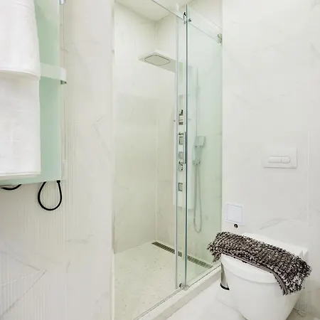 Designer Luxury Next To Dohany Synagogue With Balcony