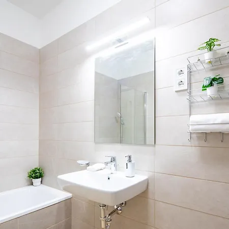 - Free Parking - Large Balcony Apartment Budapest