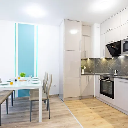 - Free Parking - Large Balcony Apartment