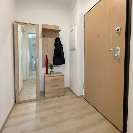 Bright Riverside Studio, Balcony, Free Parking, Air Conditioning