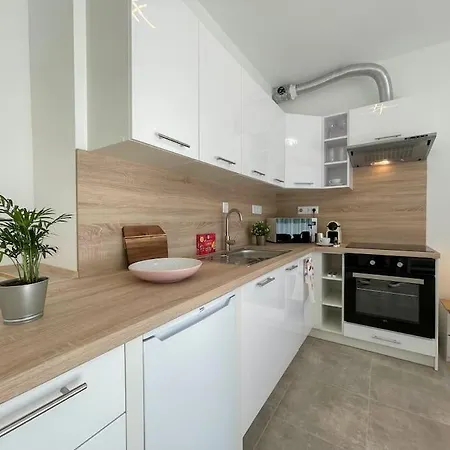 Bright Riverside Studio, Balcony, Free Parking, Air Conditioning Apartment