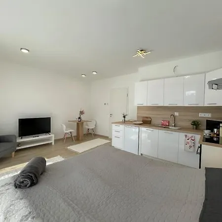 Apartment Bright Riverside Studio, Balcony, Free Parking, Air Conditioning