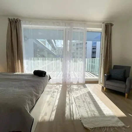 Bright Riverside Studio, Balcony, Free Parking, Air Conditioning