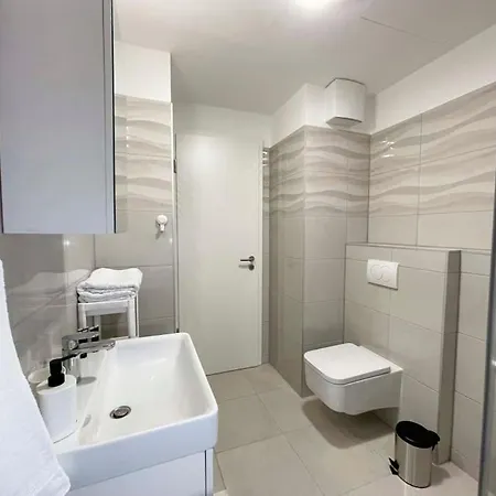 Apartment Bright Riverside Studio, Balcony, Free Parking, Air Conditioning