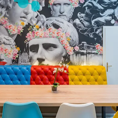 Faces - Funky Design In Vibrant Centre Apartment