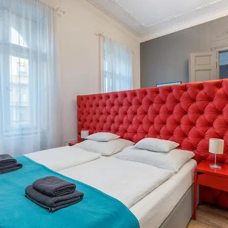 Faces - Funky Design In Vibrant Centre Apartment *