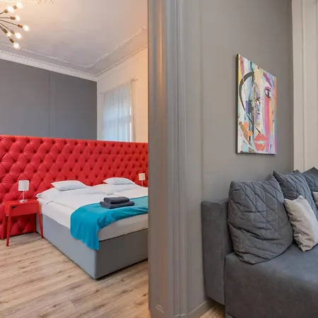 Faces - Funky Design In Vibrant Centre Apartment Budapest