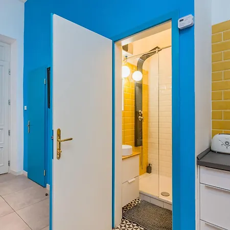 Faces - Funky Design In Vibrant Centre Apartment