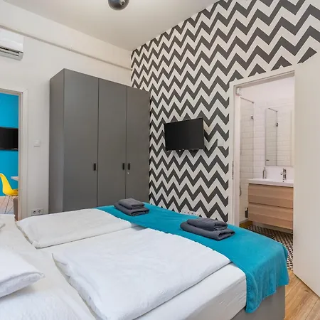 Faces - Funky Design In Vibrant Centre Apartment *