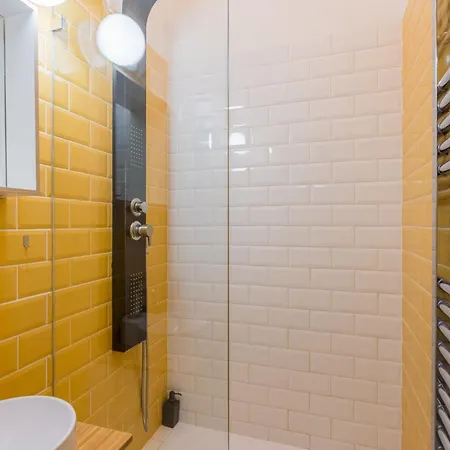 Apartment Faces - Funky Design In Vibrant Centre *