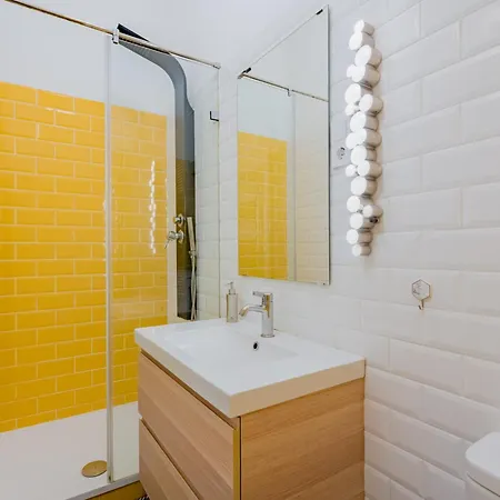 Faces - Funky Design In Vibrant Centre Apartment Budapest