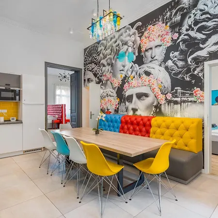 Faces - Funky Design In Vibrant Centre Apartment